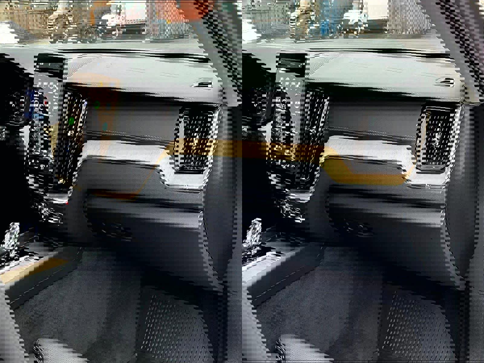 Used 2026 Volvo XC60 B5 Ultra w/ Climate Package image 19