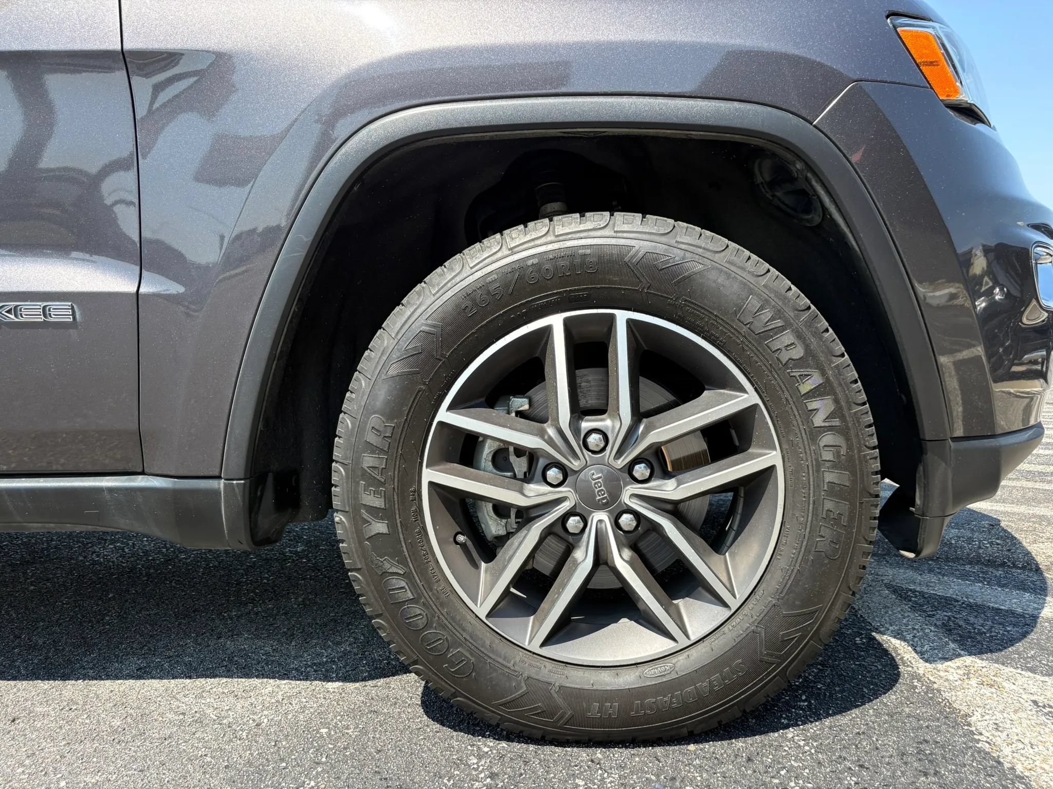 Used 2020 Jeep Grand Cherokee Limited AWD/4WD image 25