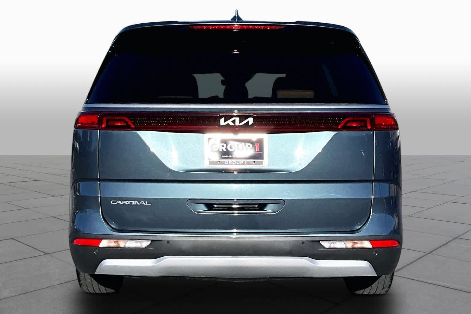 Used 2024 Kia Carnival EX FWD image 5