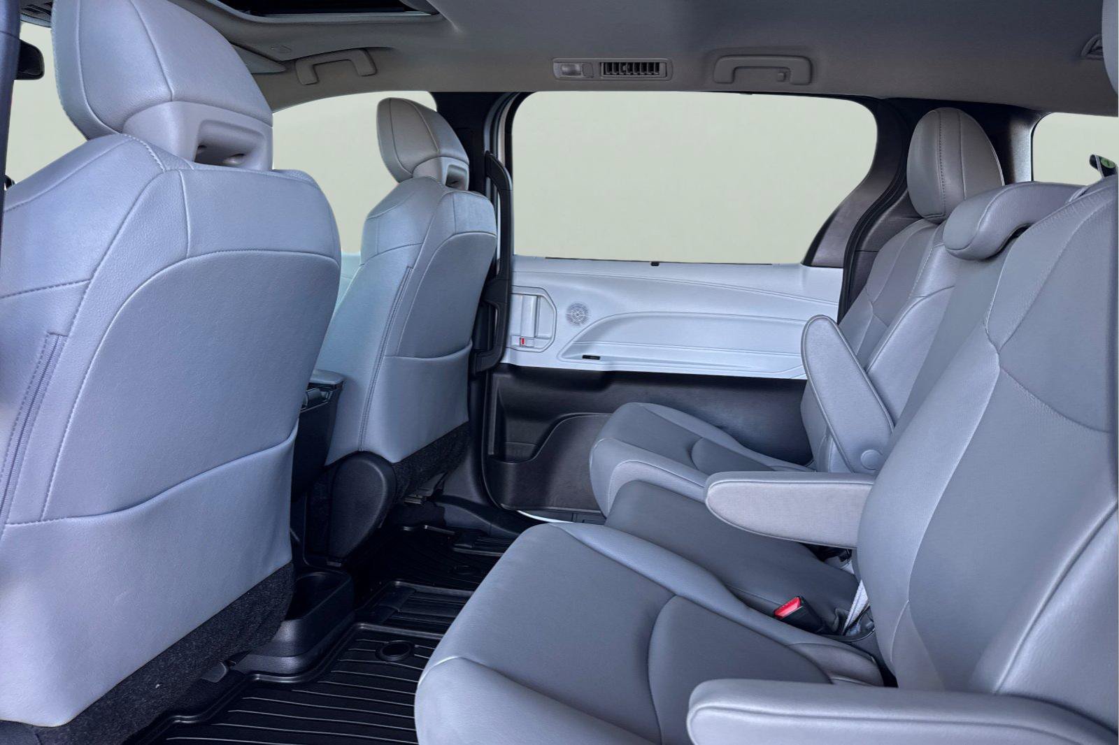 Used 2025 Toyota Sienna XLE FWD image 6