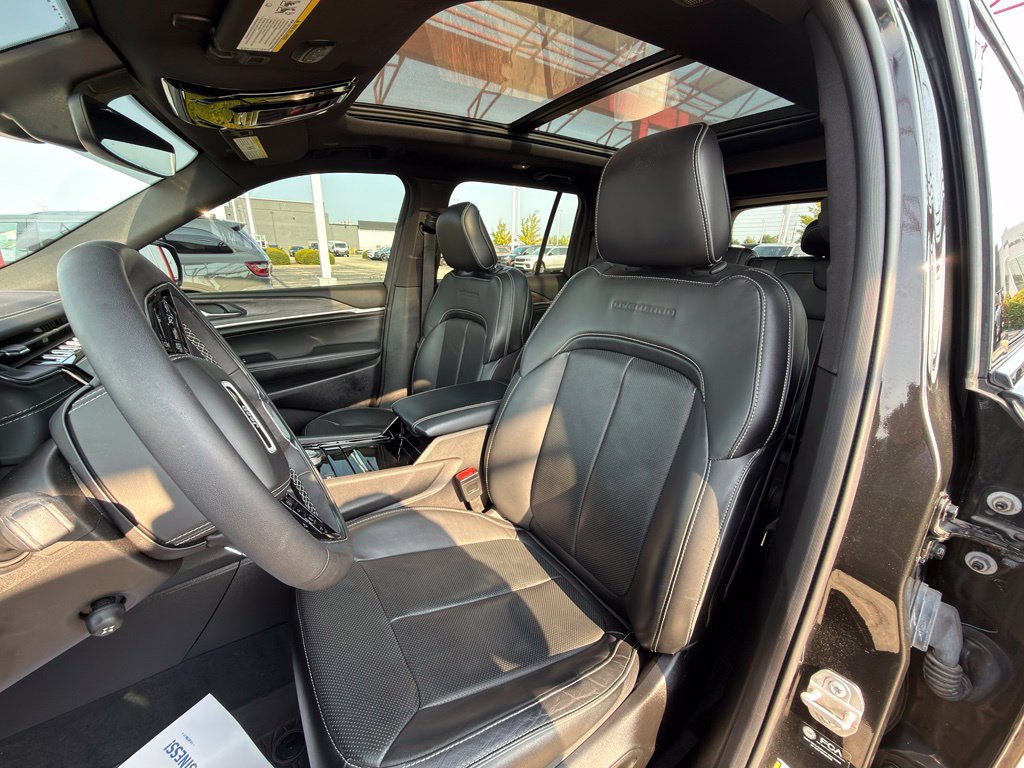 Used 2023 Jeep Grand Cherokee Overland AWD/4WD image 12