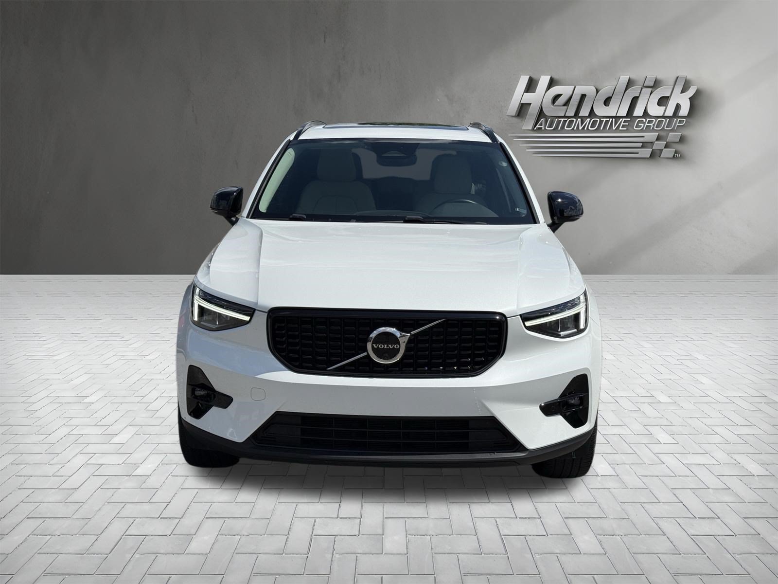 Used 2023 Volvo XC40 B4 Plus w/ Climate Package FWD image 3