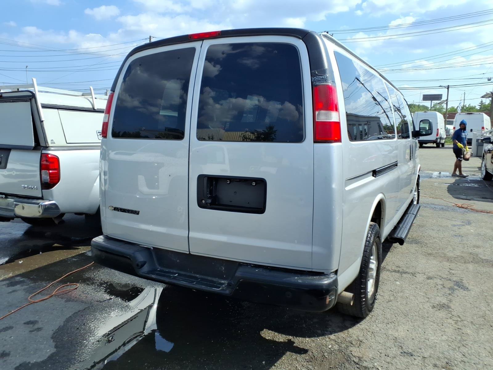 Used 2018 Chevrolet Express 3500 LS RWD image 6