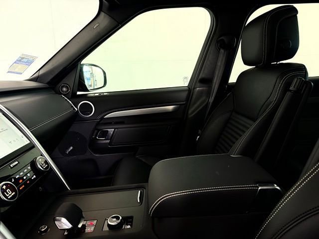 Certified 2025 Land Rover Discovery Dynamic SE image 14