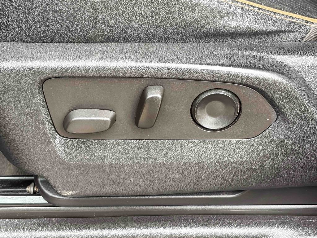 Used 2022 GMC Yukon XL AT4 image 48