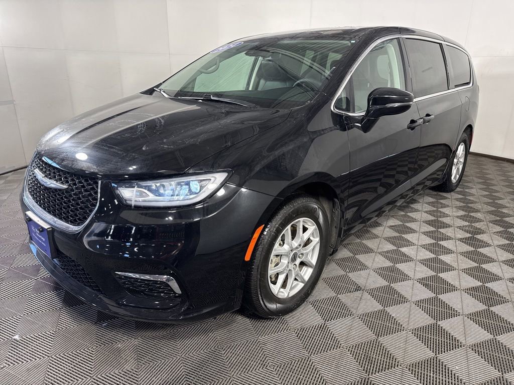 Used 2024 Chrysler Pacifica Touring-L image 5