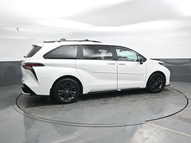 Used 2025 Toyota Sienna XSE image 2