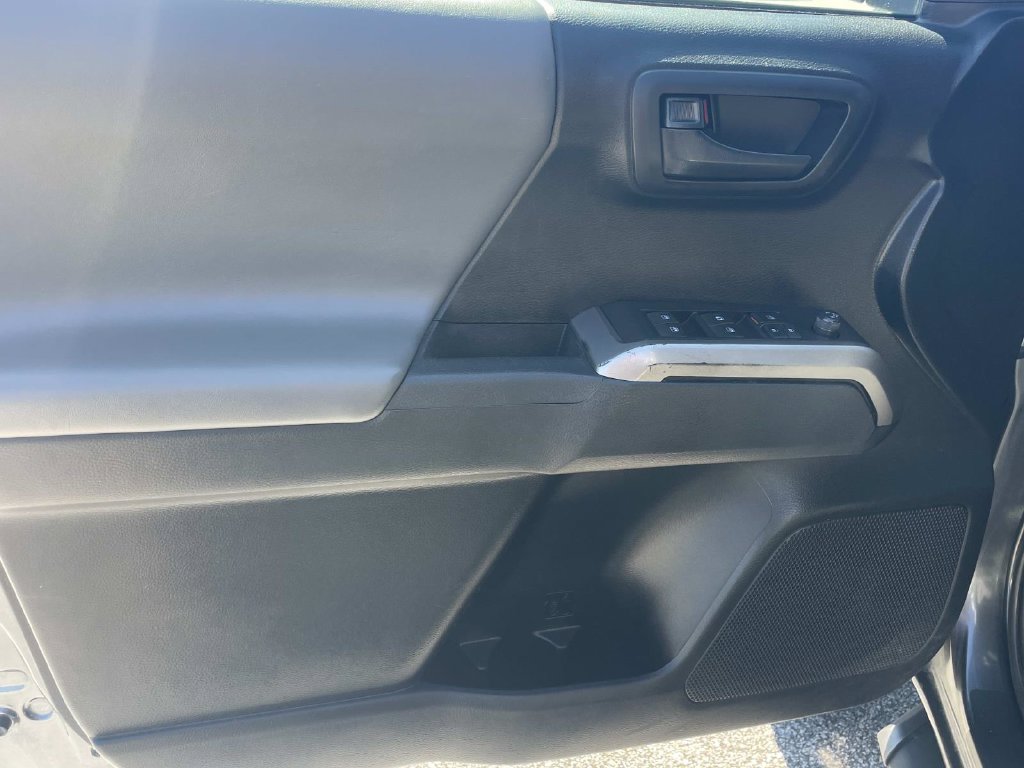 Used 2021 Toyota Tacoma SR5 AWD/4WD image 14