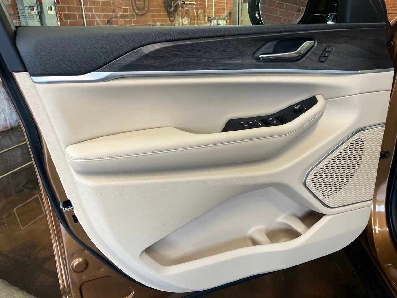 New 2026 Jeep Grand Cherokee L Limited w/ Limited Altitude Package AWD/4WD image 12