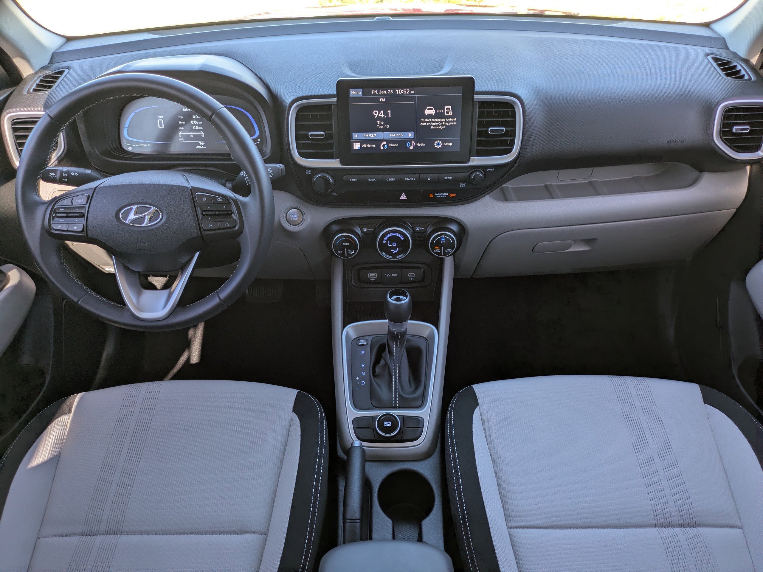Used 2024 Hyundai Venue SEL image 18