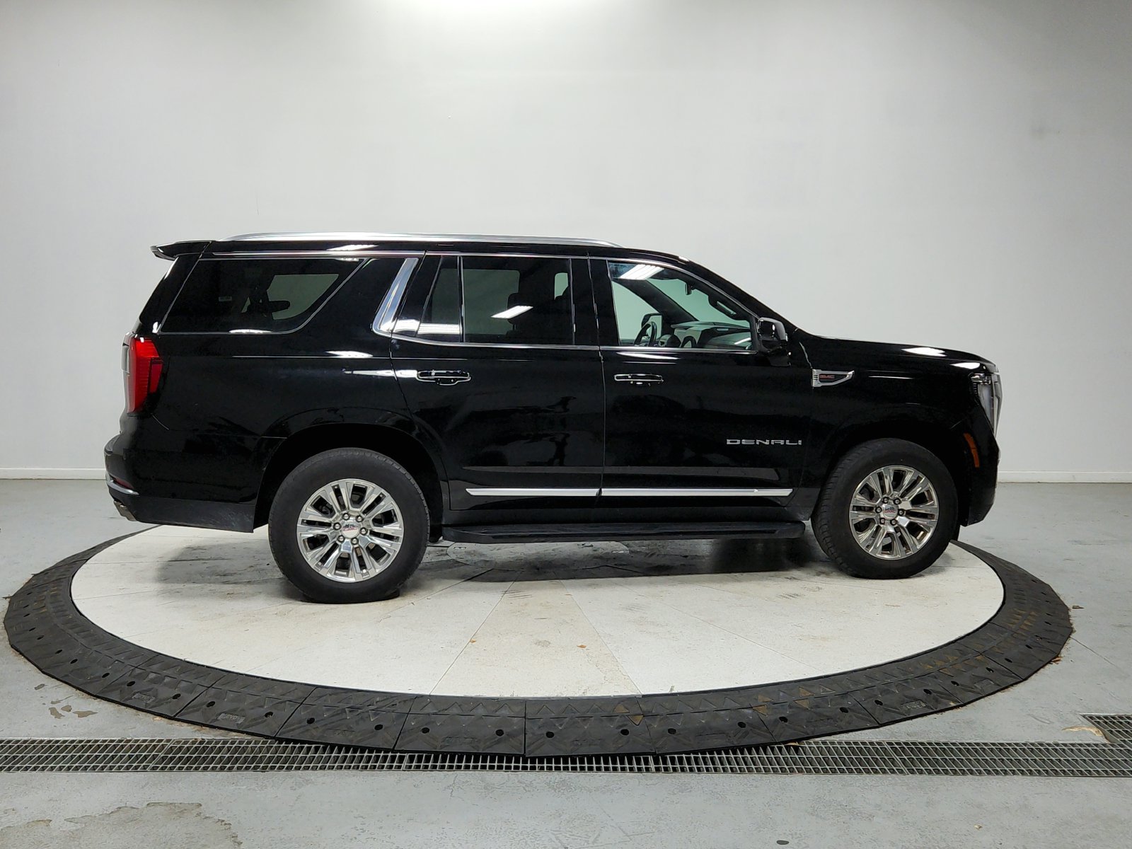 Used 2025 GMC Yukon Denali RWD image 9