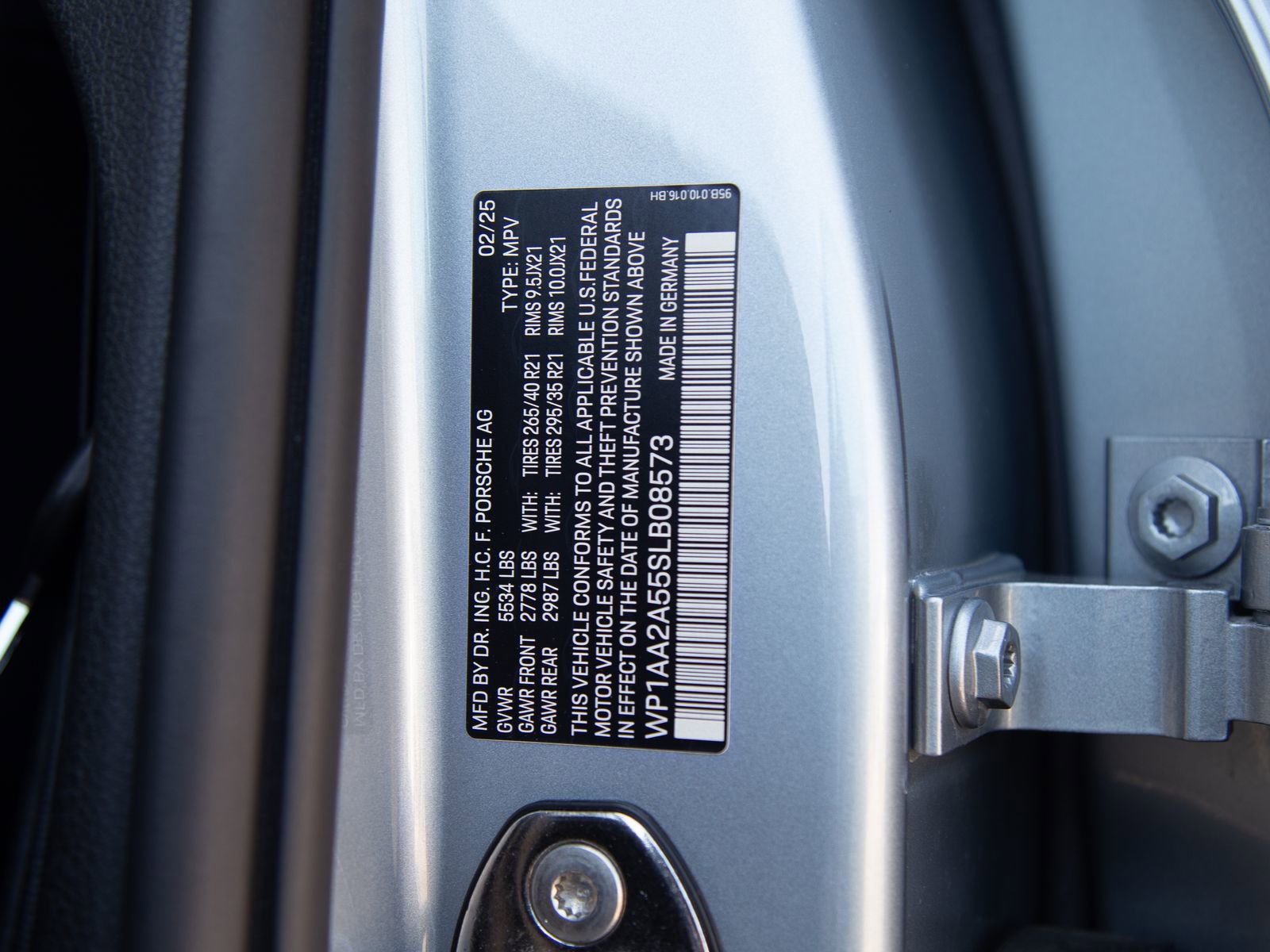 Certified 2025 Porsche Macan AWD/4WD image 29