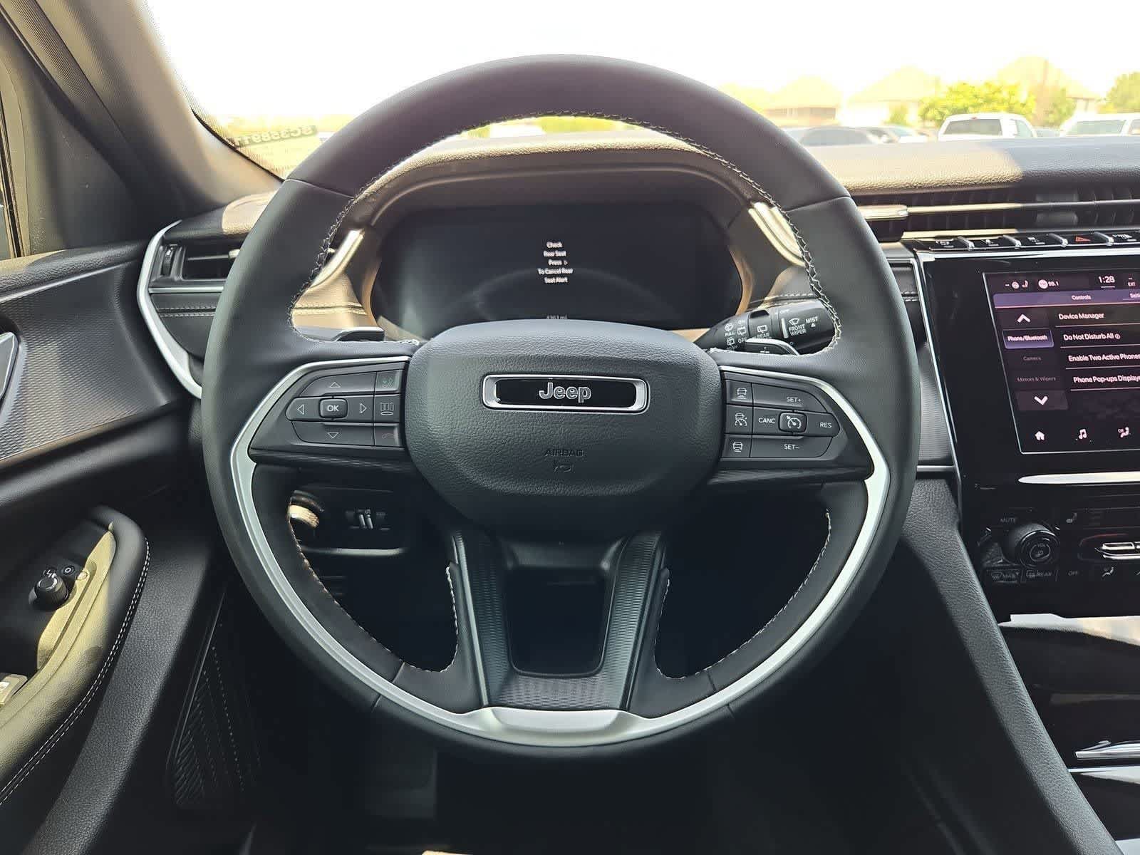 Used 2025 Jeep Grand Cherokee Altitude RWD image 22
