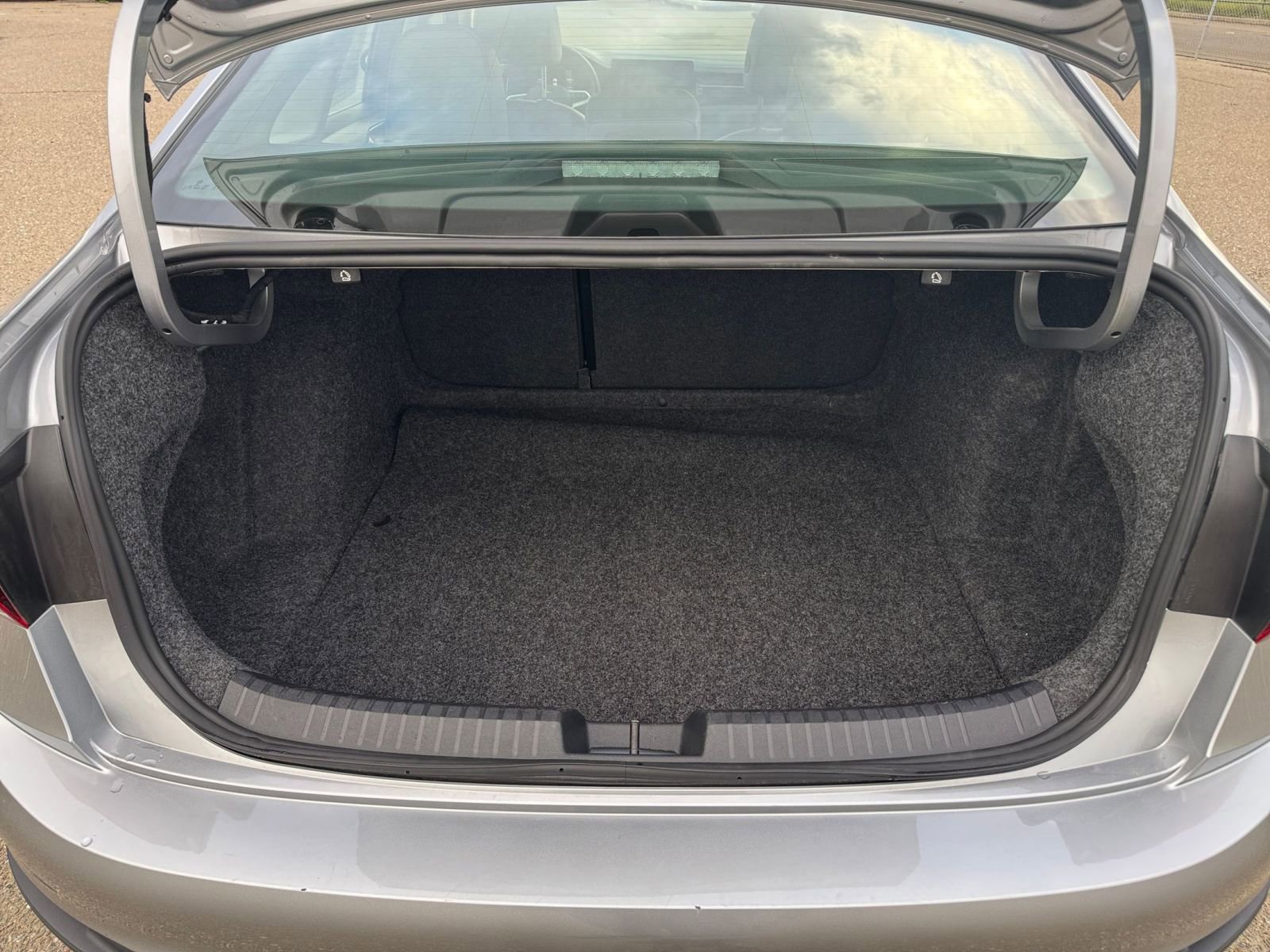 Used 2025 Volkswagen Jetta SE image 32