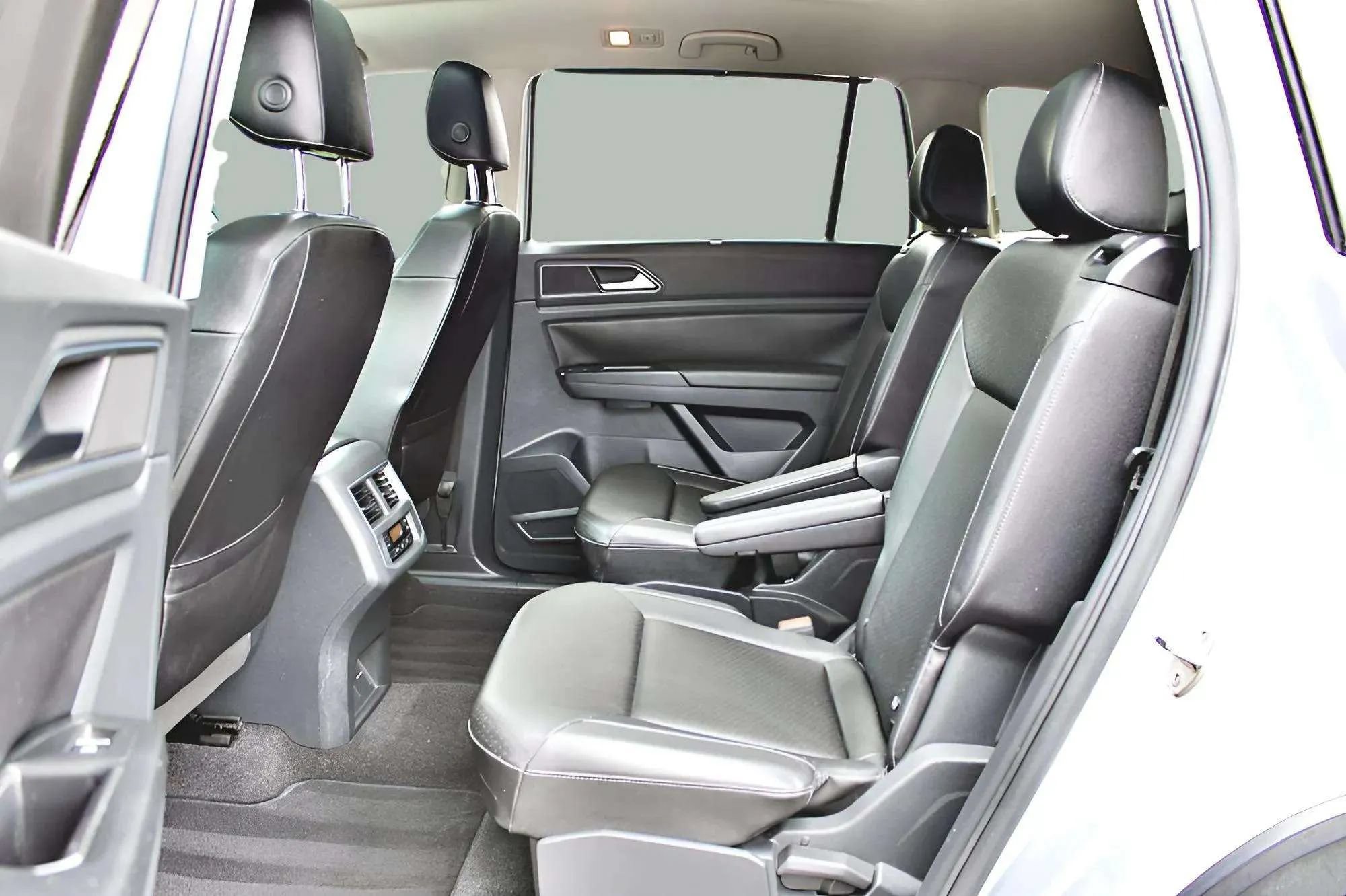 Used 2019 Volkswagen Atlas SEL FWD image 26