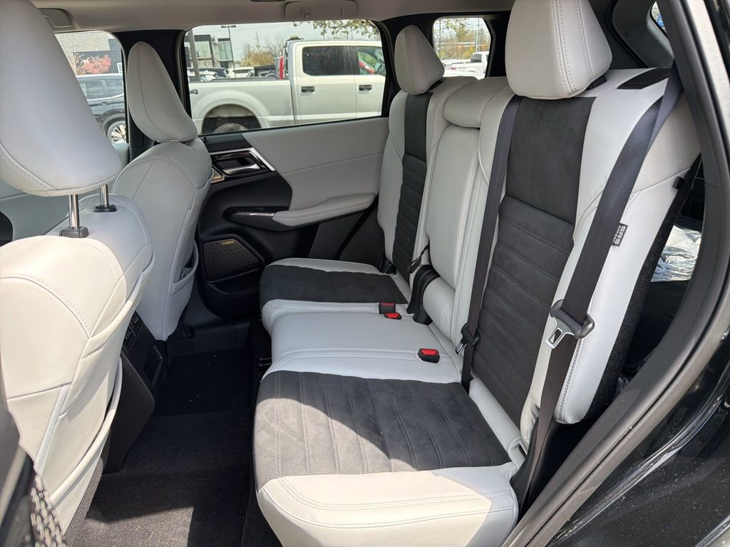 Used 2025 Mitsubishi Outlander SE AWD/4WD image 9