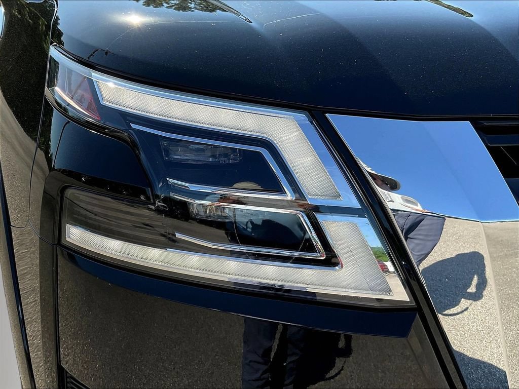 Used 2022 Nissan Armada Platinum w/ Captain's Chairs Package RWD image 35