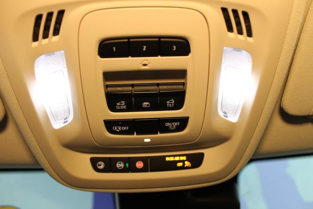 Used 2022 Buick Envision Avenir w/ Technology Package II FWD image 31