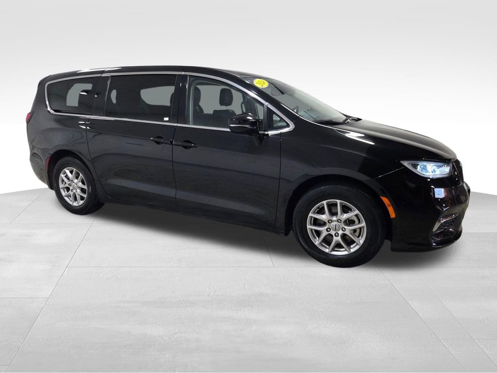 Certified 2024 Chrysler Pacifica Touring-L image 23