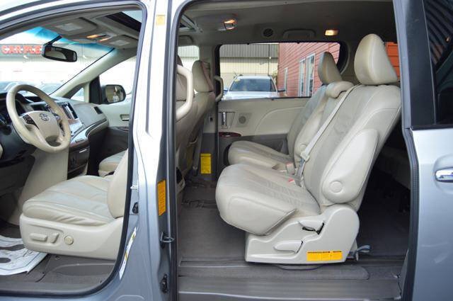 Used 2011 Toyota Sienna XLE w/ XLE Navigation Pkg FWD image 13