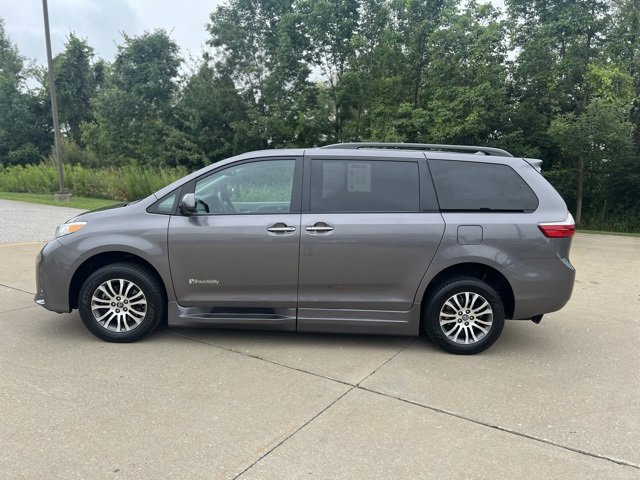 Used 2019 Toyota Sienna XLE image 3
