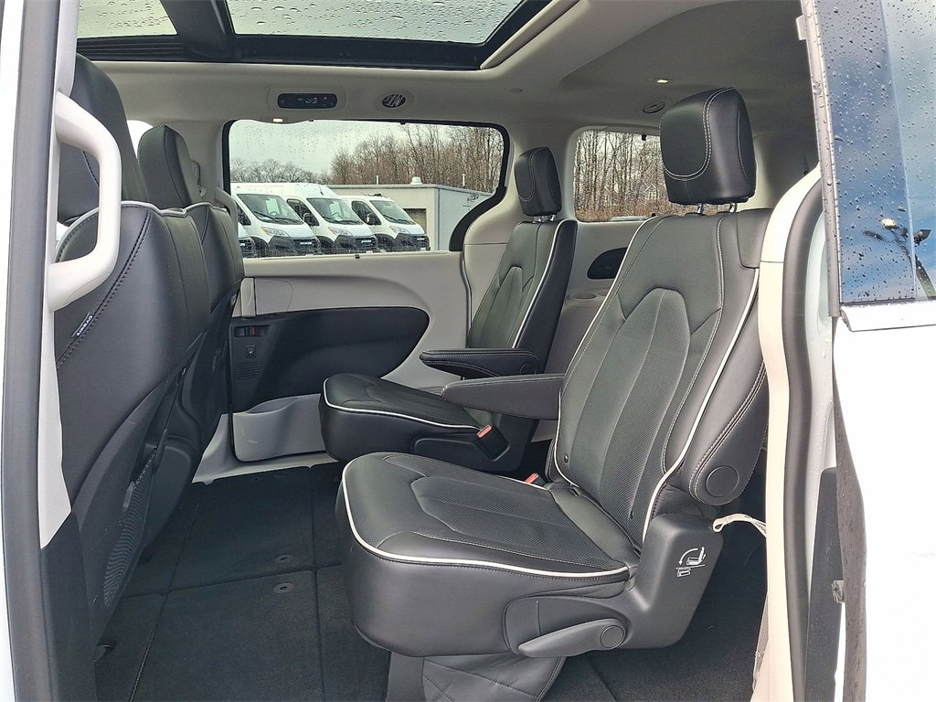 Certified 2024 Chrysler Pacifica Limited image 20