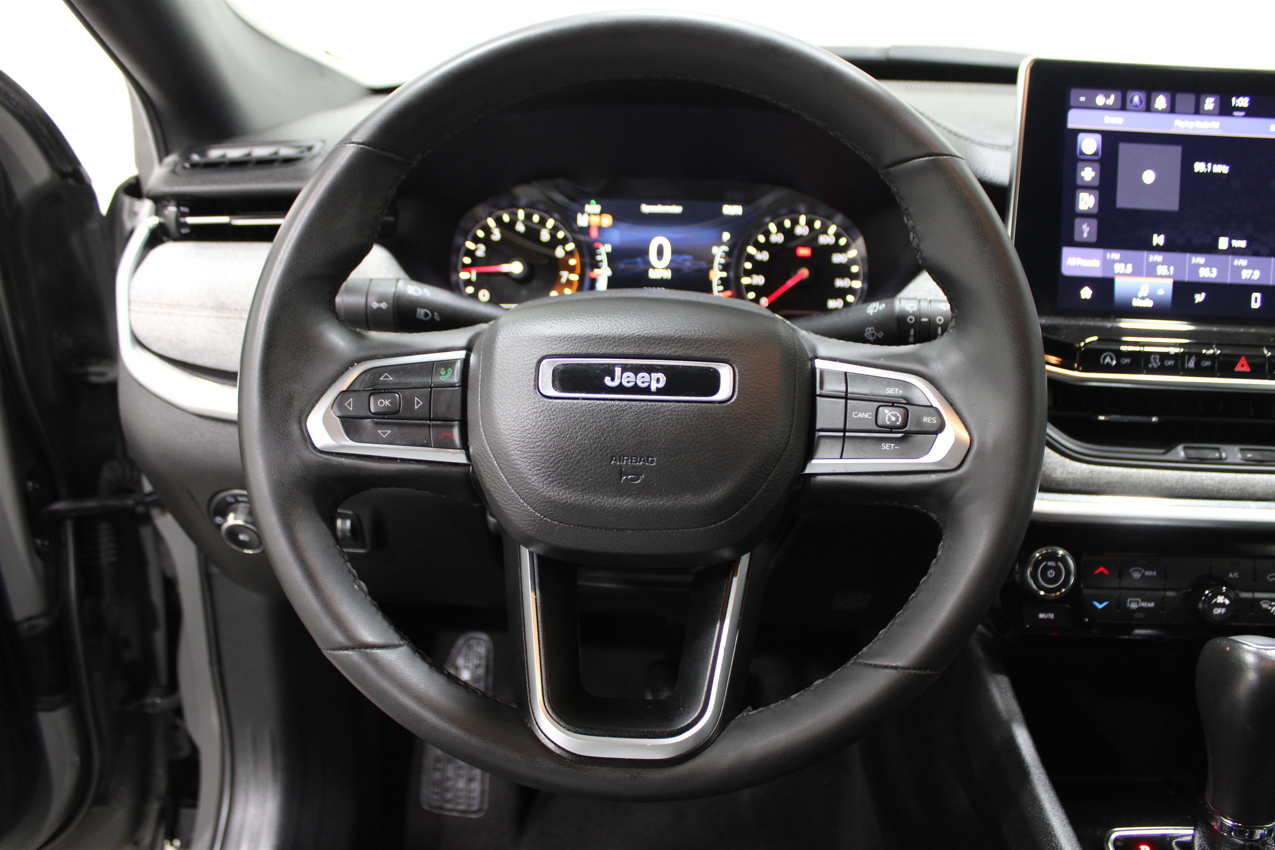 Used 2024 Jeep Compass Latitude image 9