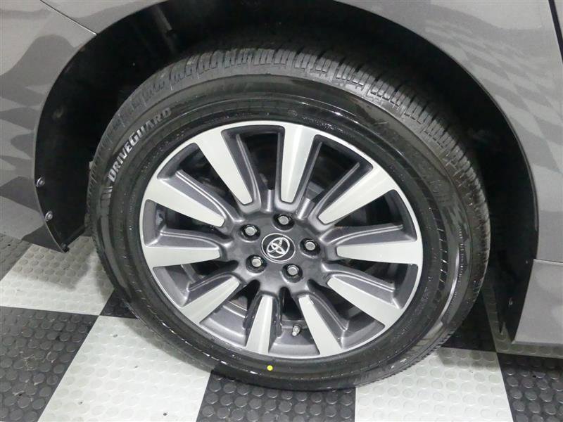 Used 2018 Toyota Sienna XLE Premium w/ Cargo Management Package image 17