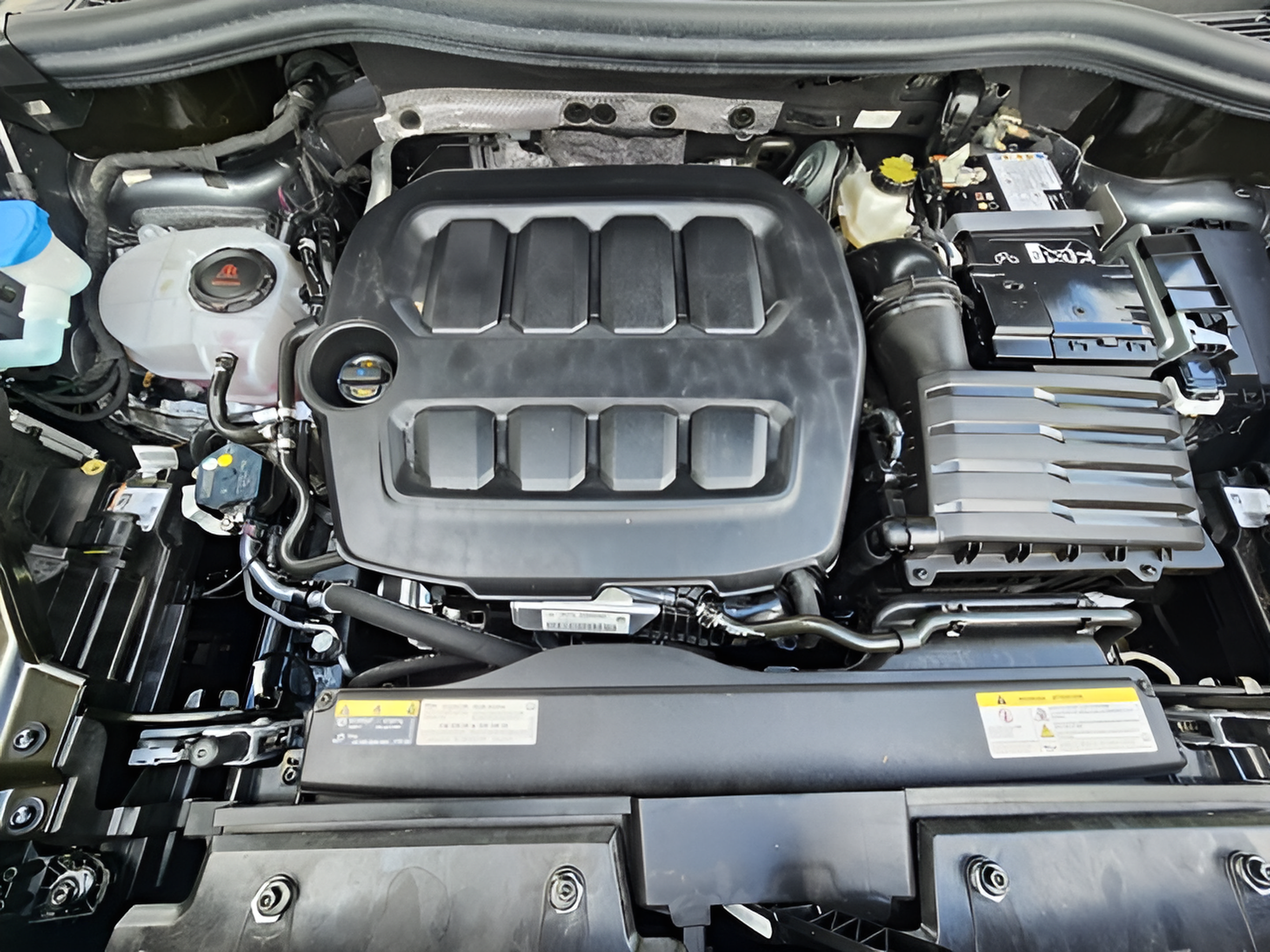 Used 2025 Volkswagen Tiguan SE AWD/4WD image 25