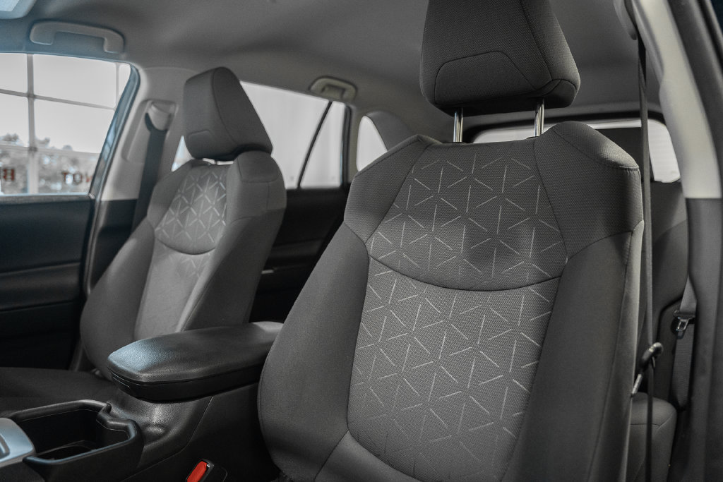 Used 2025 Toyota RAV4 XLE AWD/4WD image 32