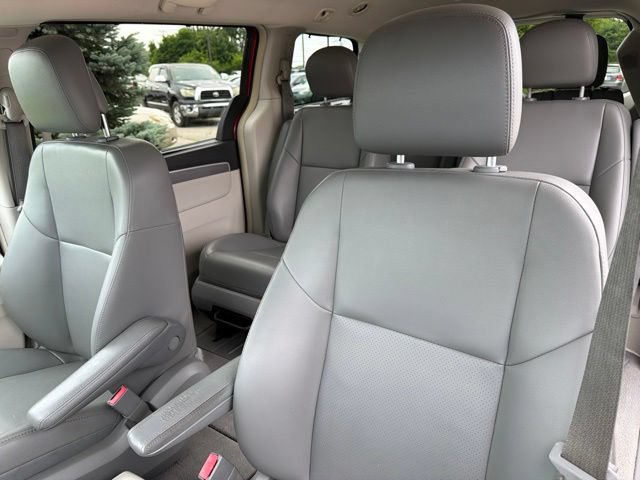 Used 2011 Volkswagen Routan SE FWD image 17