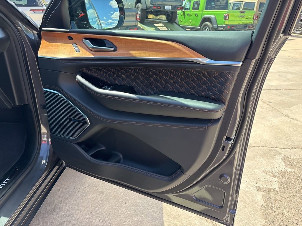 Used 2023 Jeep Grand Cherokee L Summit AWD/4WD image 25