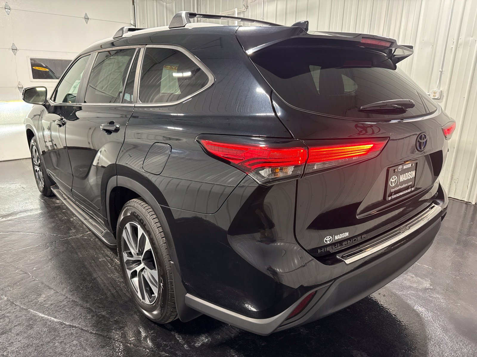 Used 2023 Toyota Highlander XLE w/ Protection Package #3 (TMS) AWD/4WD image 3