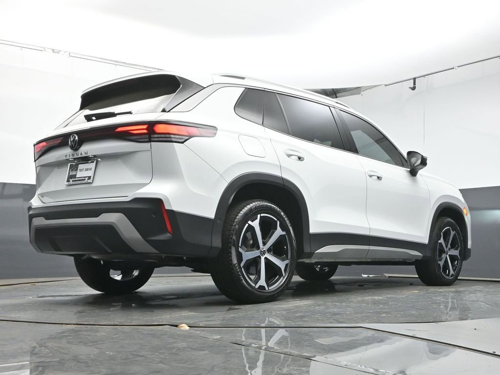 Certified 2025 Volkswagen Tiguan SE FWD image 38