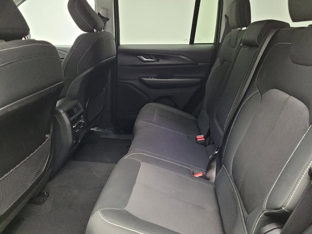 Used 2023 Jeep Grand Cherokee Laredo AWD/4WD image 18