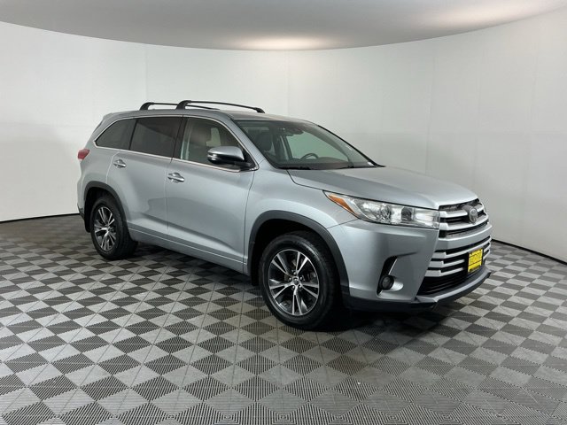 Used 2017 Toyota Highlander Plus AWD/4WD image 3