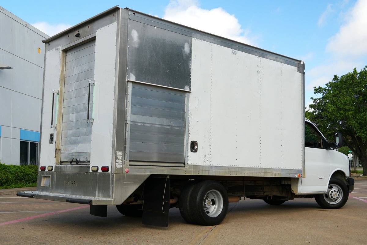 Used 2015 Chevrolet Express 4500 RWD image 4