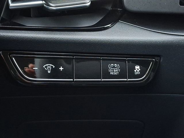 Certified 2025 Kia Niro LX image 24