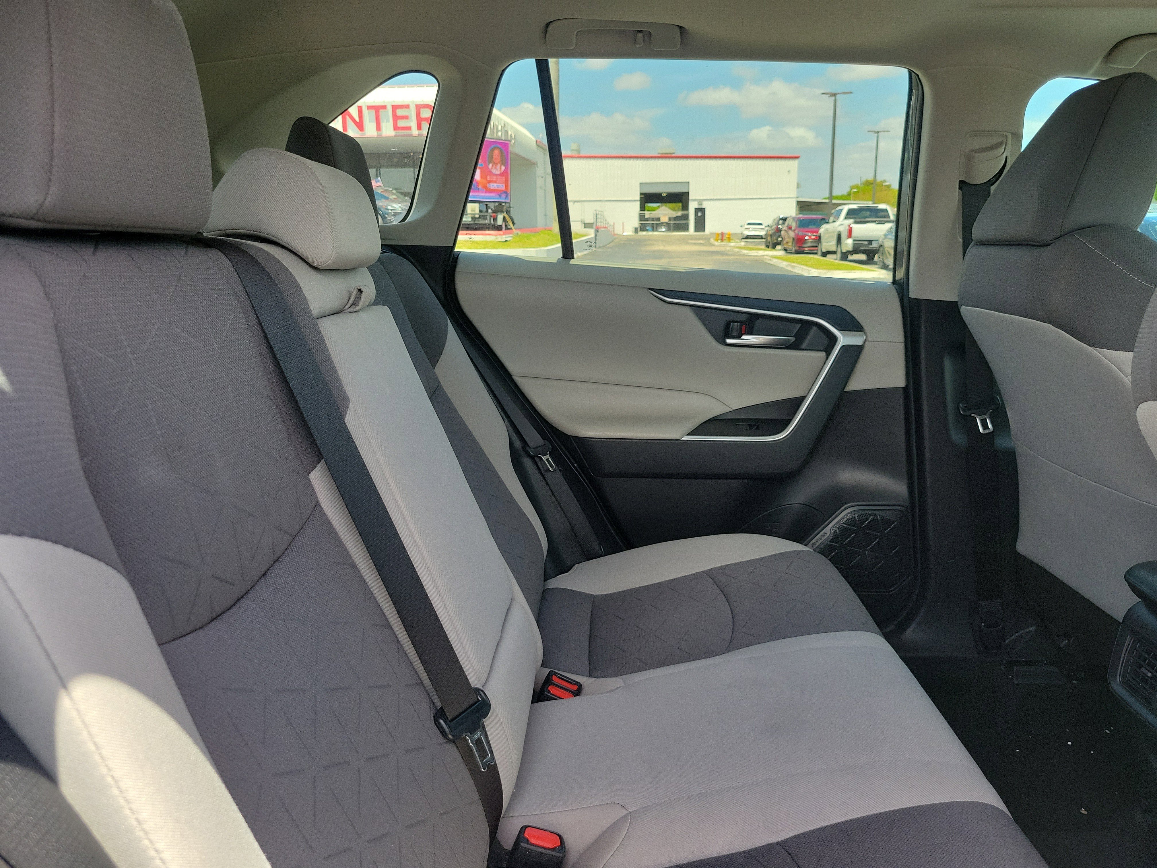 Used 2021 Toyota RAV4 XLE w/ Convenience Package FWD image 15
