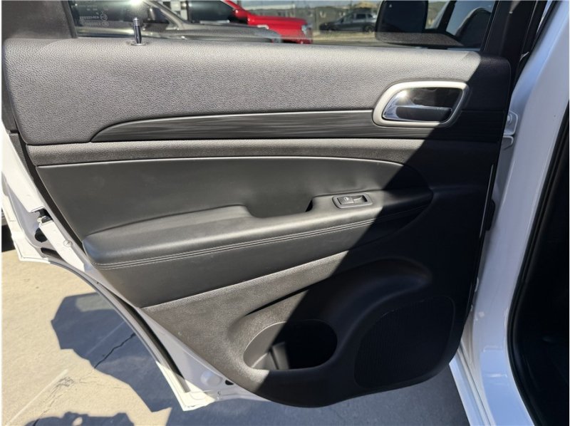 Used 2020 Jeep Grand Cherokee Altitude AWD/4WD image 21