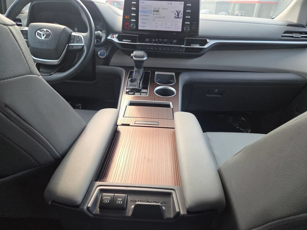Used 2024 Toyota Sienna XLE FWD image 32