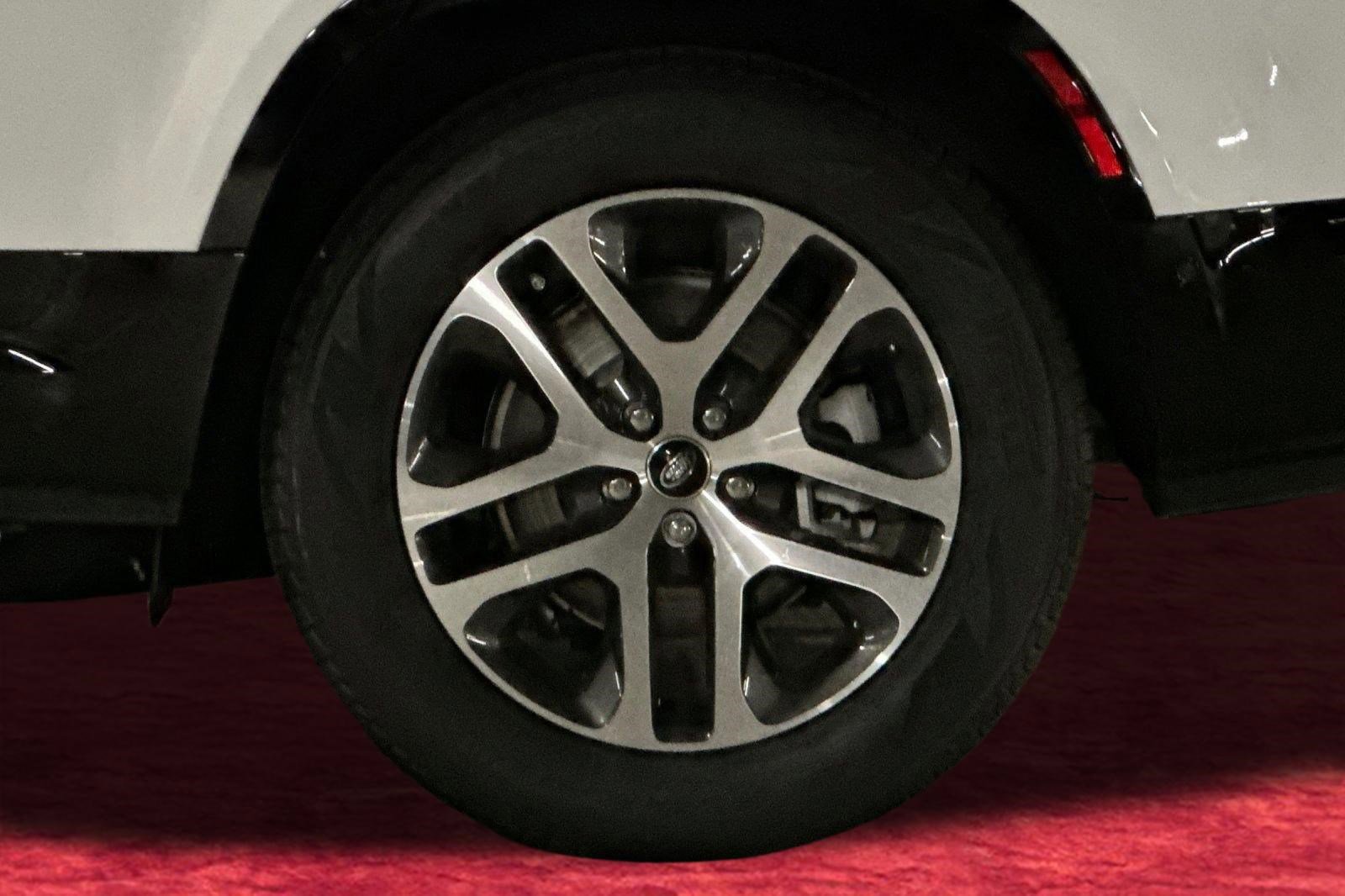 New 2025 Land Rover Defender 130 X-Dynamic SE image 11