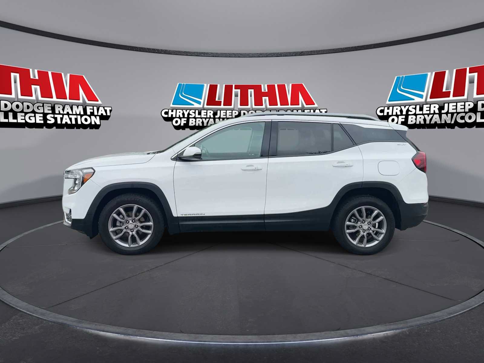 Used 2024 GMC Terrain SLT AWD/4WD image 5
