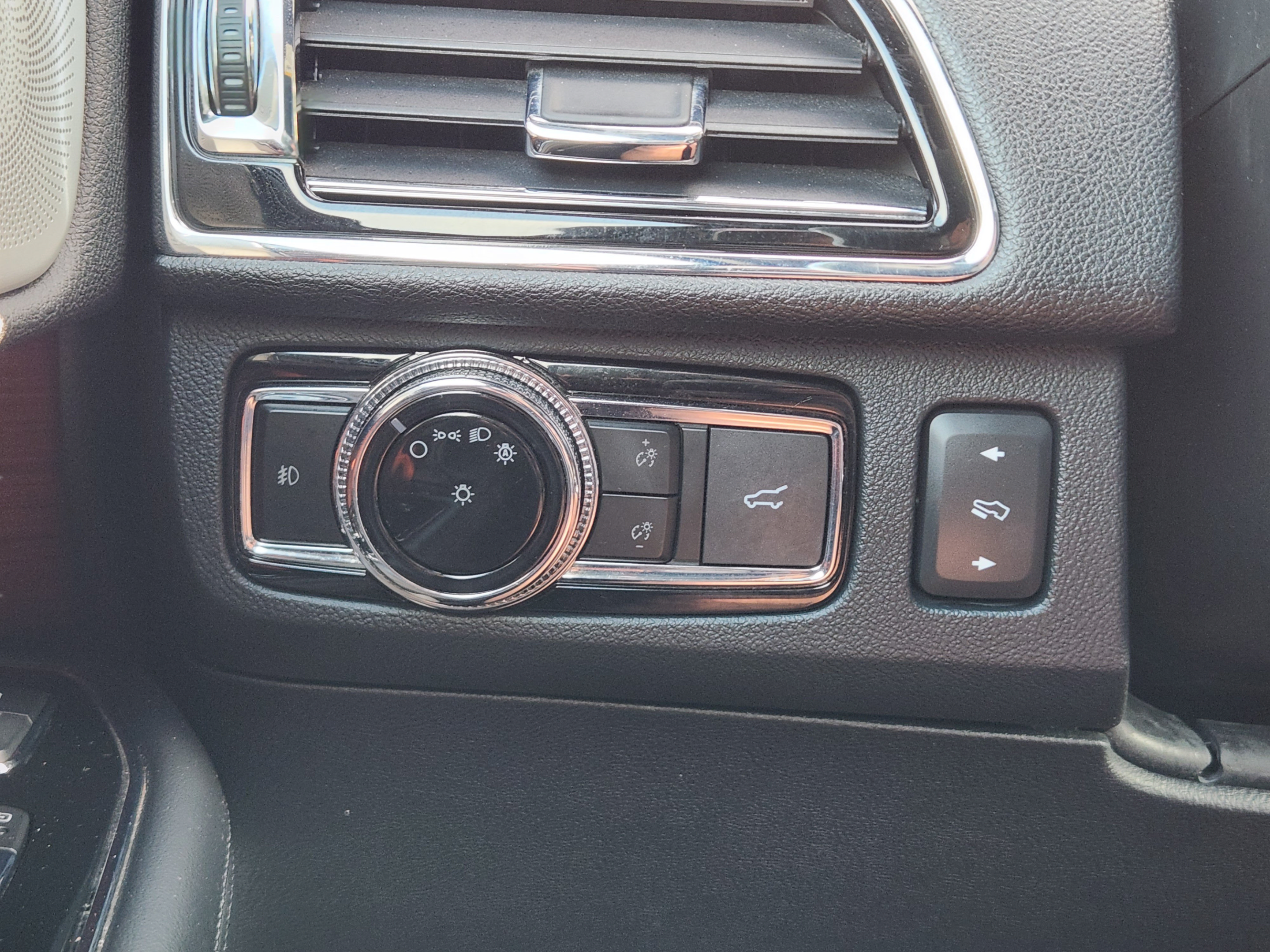 Used 2020 Lincoln Navigator L Reserve w/ Luxury Package RWD image 17