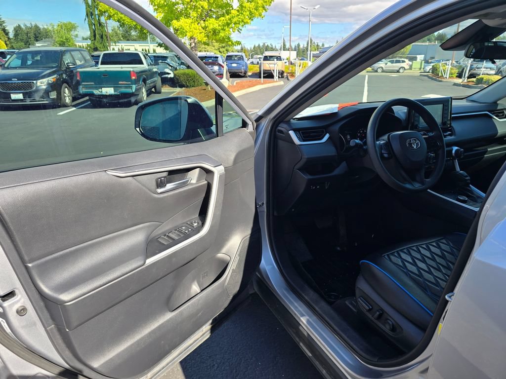 Used 2021 Toyota RAV4 XLE AWD/4WD image 7