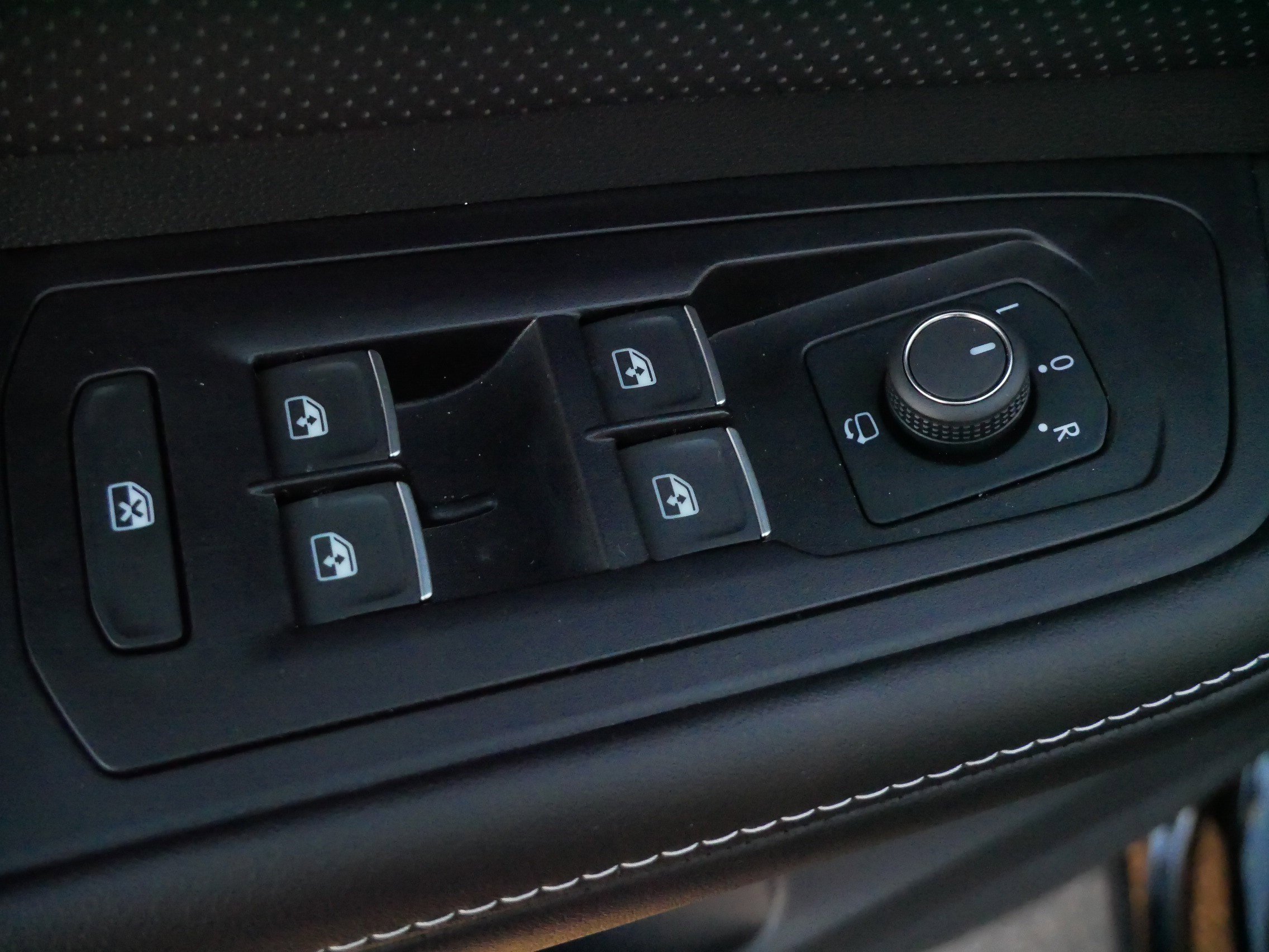 Certified 2025 Volkswagen Atlas SEL Premium R-Line image 19