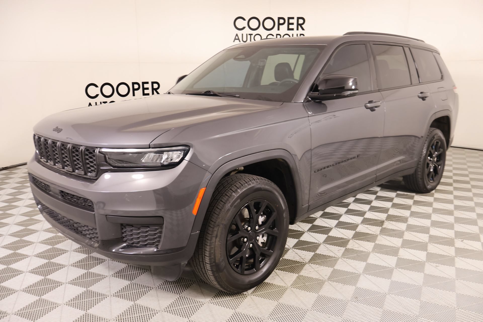 Used 2025 Jeep Grand Cherokee L Altitude AWD/4WD image 10