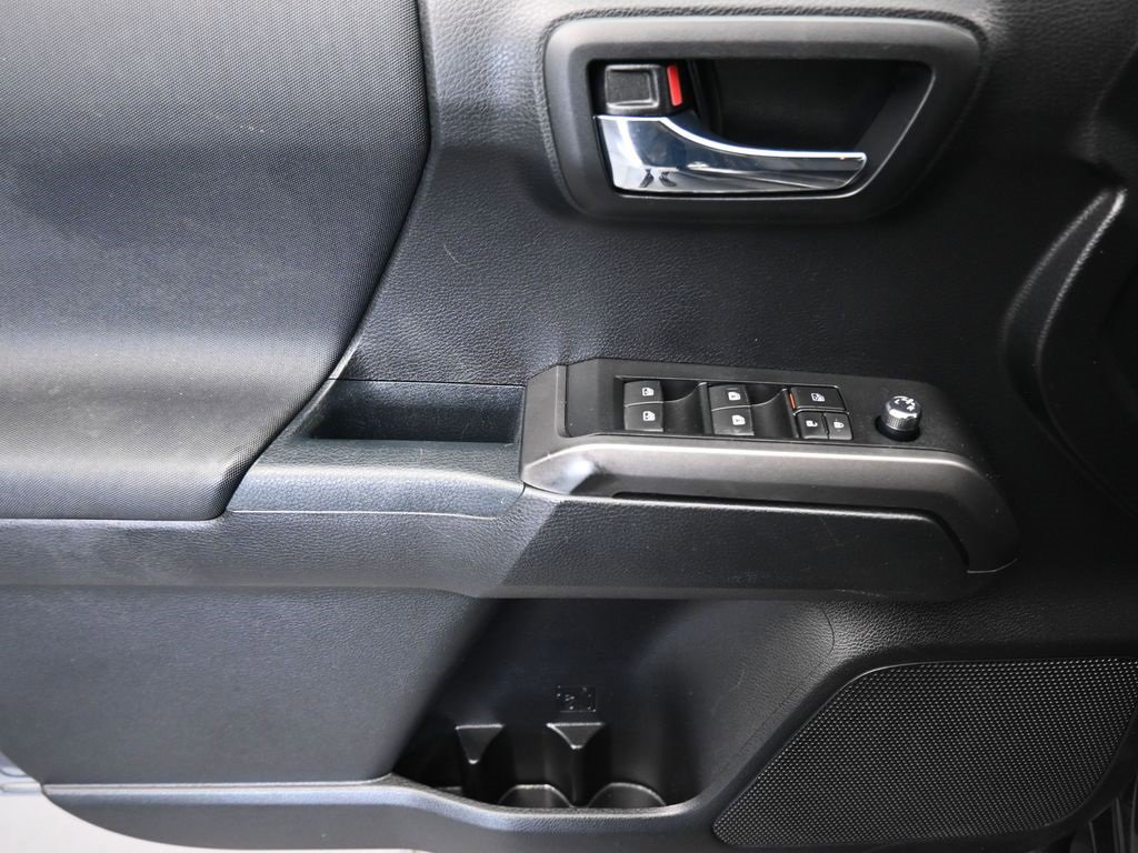 Used 2017 Toyota Tacoma TRD Off-Road image 10