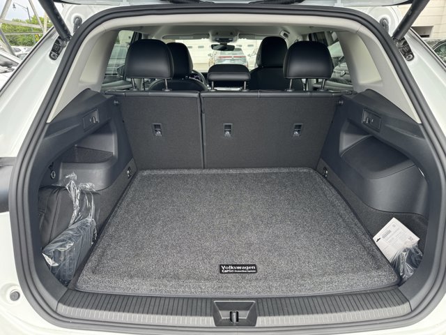 Used 2025 Volkswagen Tiguan SE AWD/4WD image 34