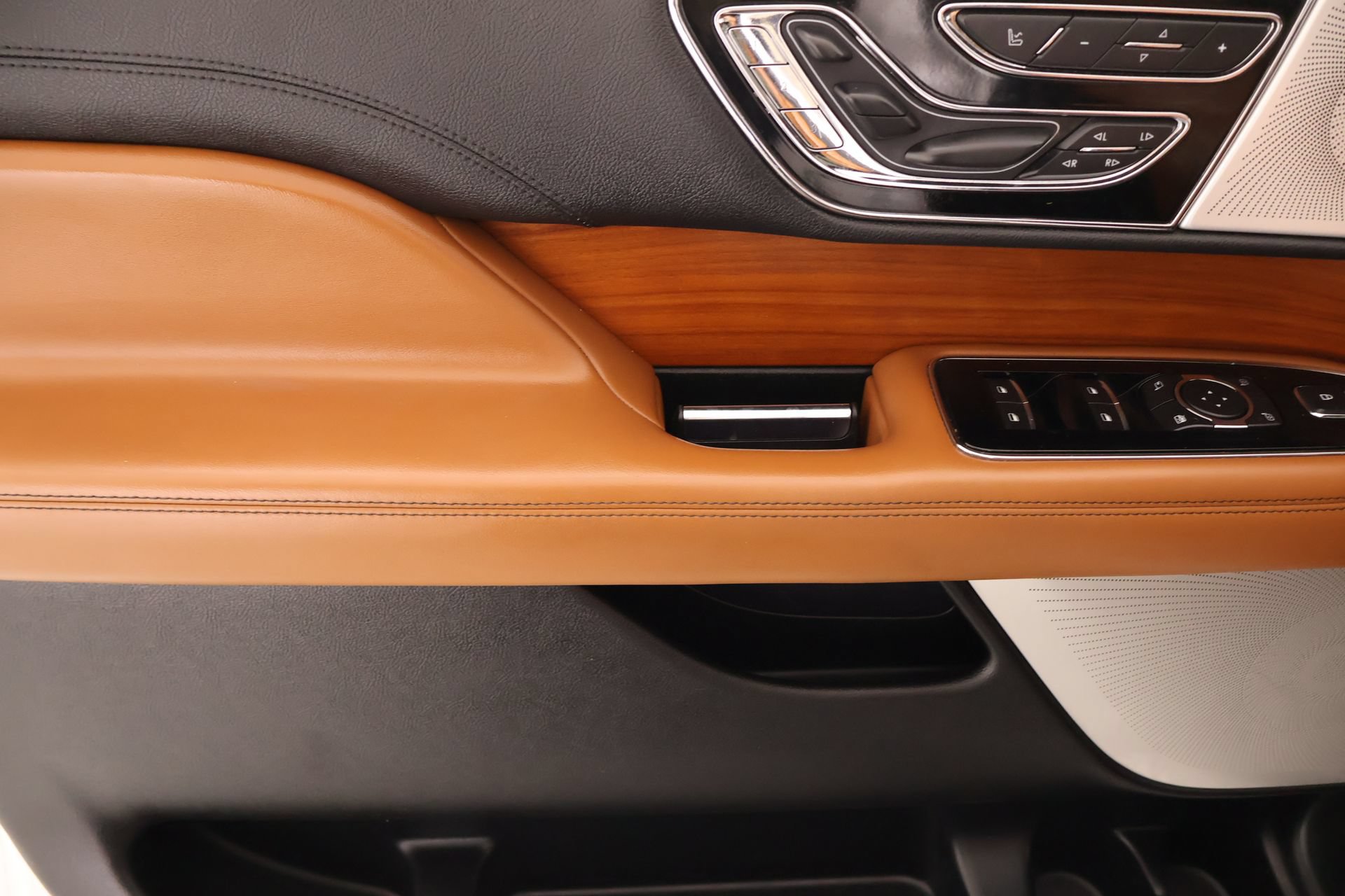 Used 2019 Lincoln Navigator L Reserve AWD/4WD image 18